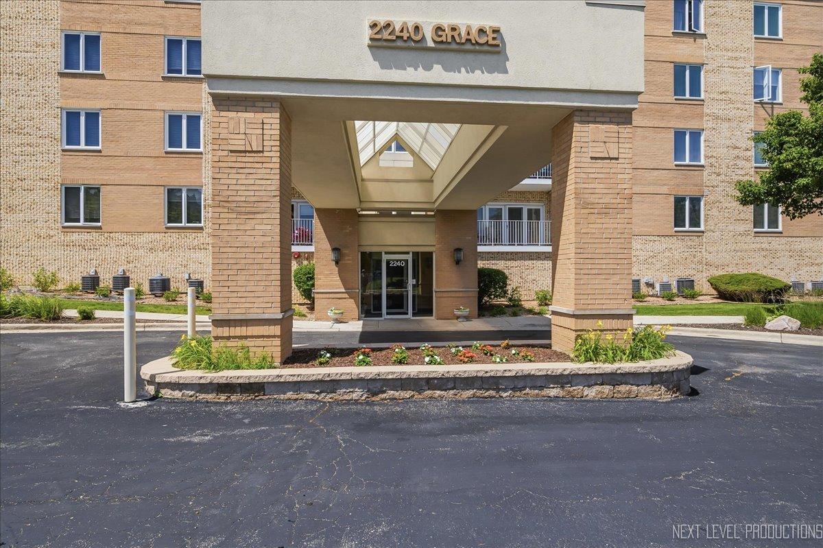 2240 S Grace St. #305, Lombard, IL 60148
