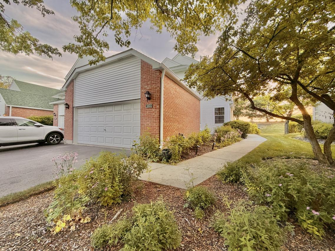 112 Pembroke Cir., Lake Bluff, IL 60044