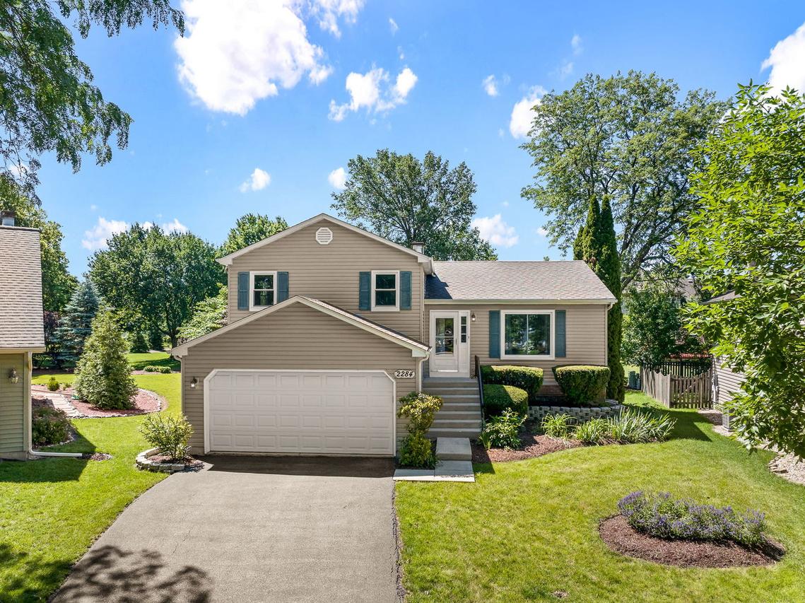 2284 Briarhill Dr., Naperville, IL 60565