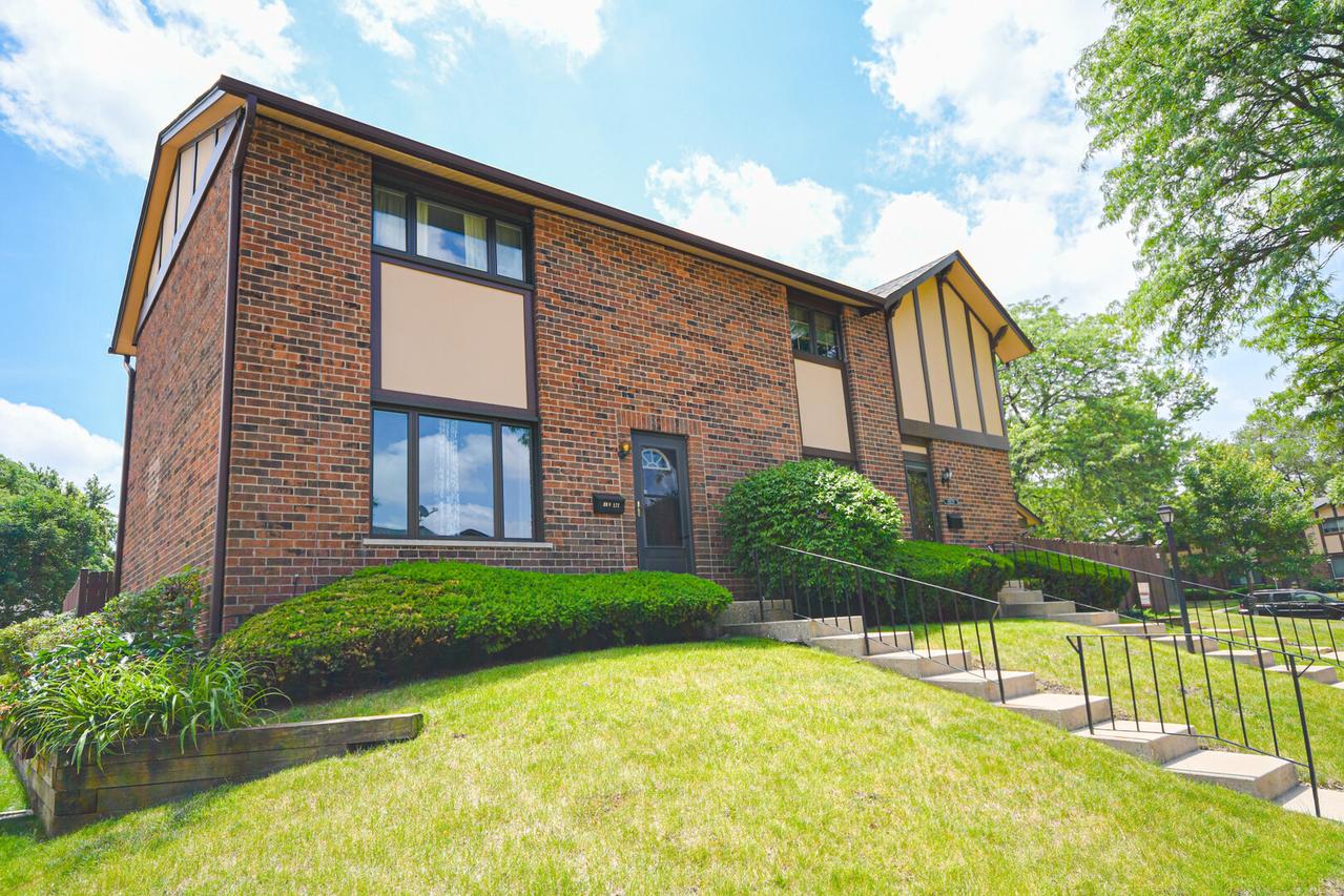 18W177 Lowell Ln., Villa Park, IL 60181