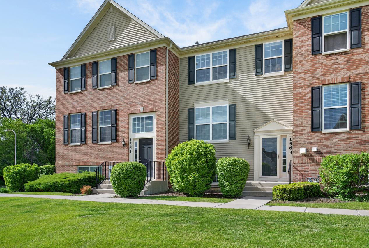 1563 Deer Pointe Dr., South Elgin, IL 60177