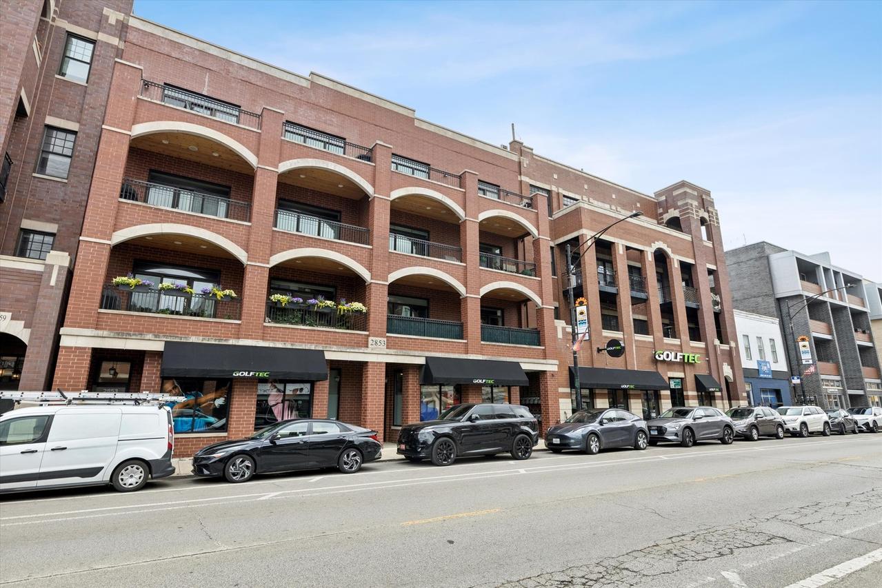 2853 N Halsted St. #301, Chicago, IL 60657