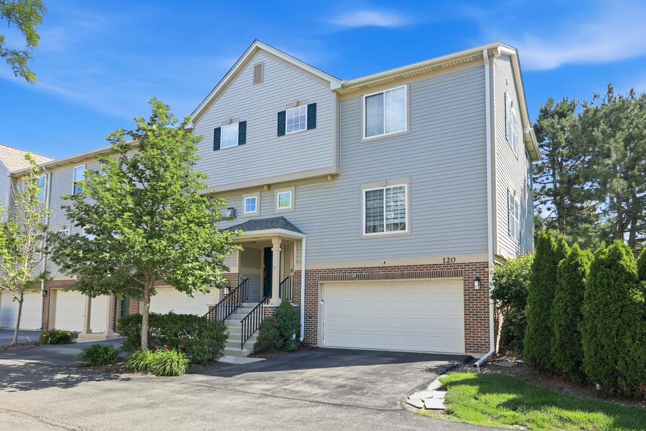 120 Monarch Dr., Streamwood, IL 60107