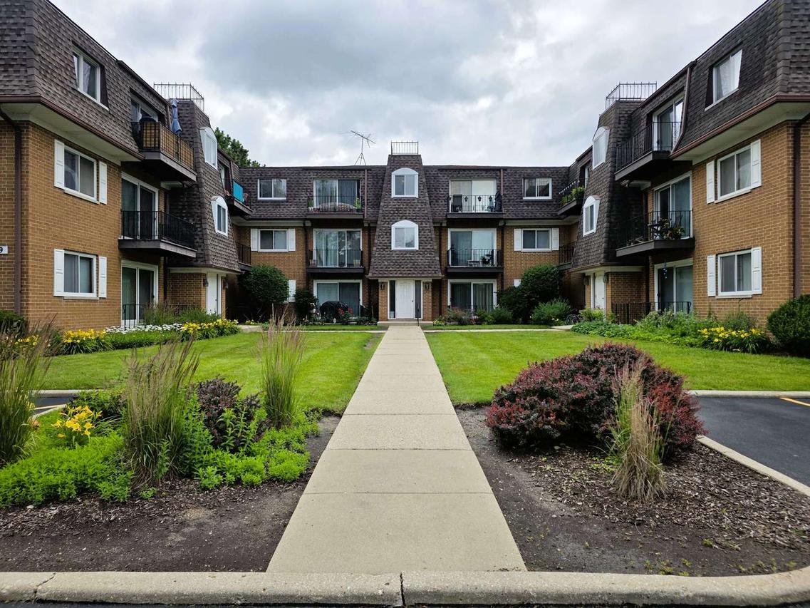 1907 W Golf Rd. #1B, Mount Prospect, IL 60056