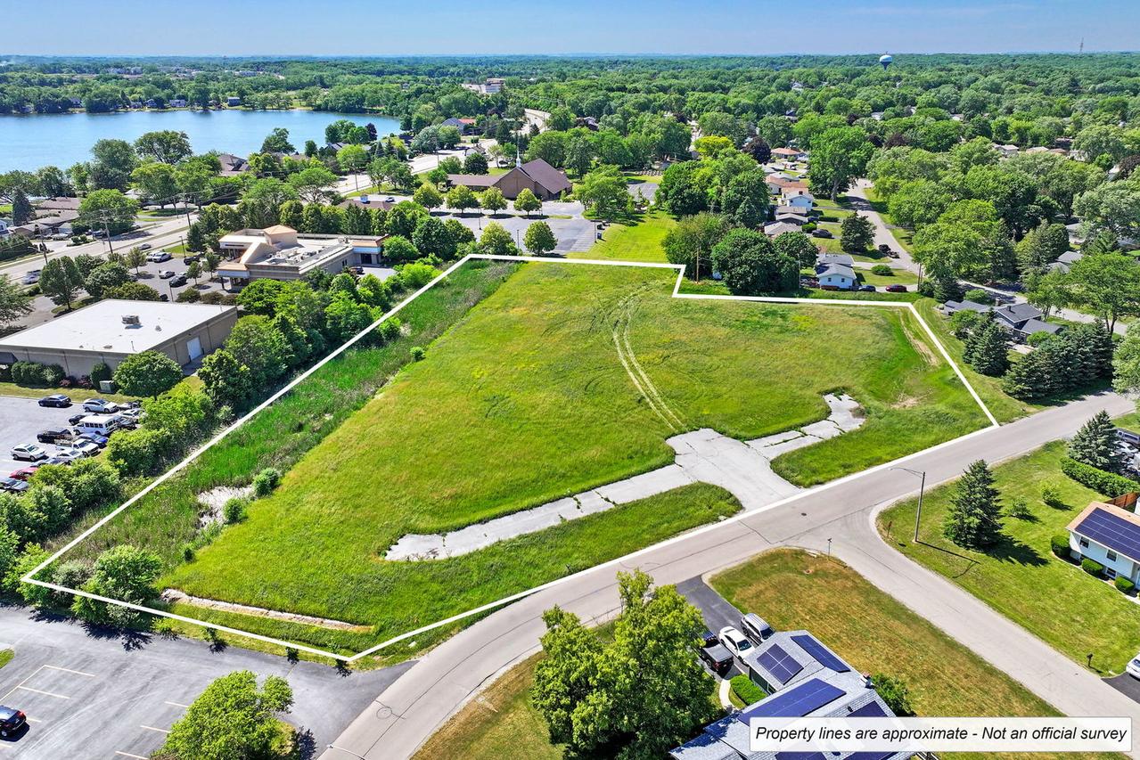 106 Old Elm Rd., Lindenhurst, IL 60046