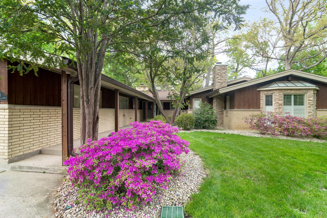 28 Lancaster Ln., Lincolnshire, IL 60069