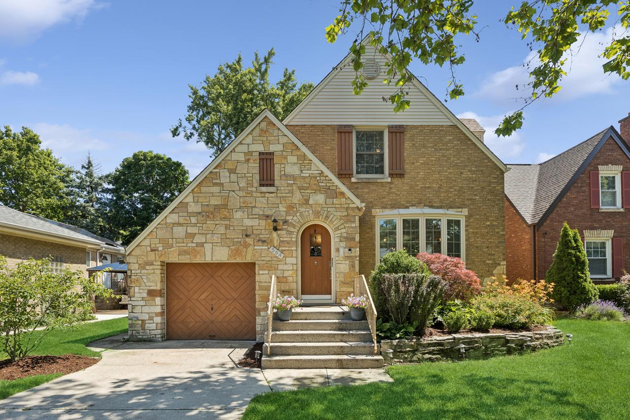 564 Selborne Rd., Riverside, IL 60546