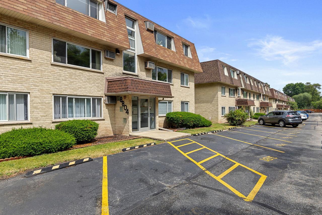 8804 Briar Ct. #2C, Des Plaines, IL 60016