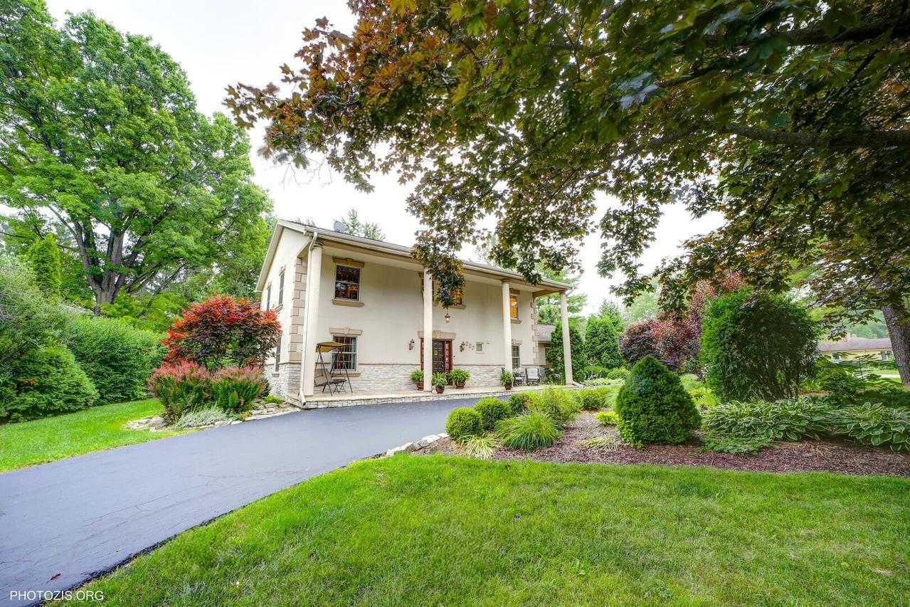 227 Stratford Ln., Inverness, IL 60010