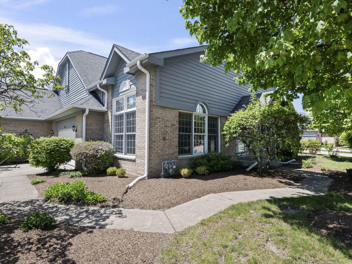 301 Lynwood Cir., Bloomingdale, IL 60108
