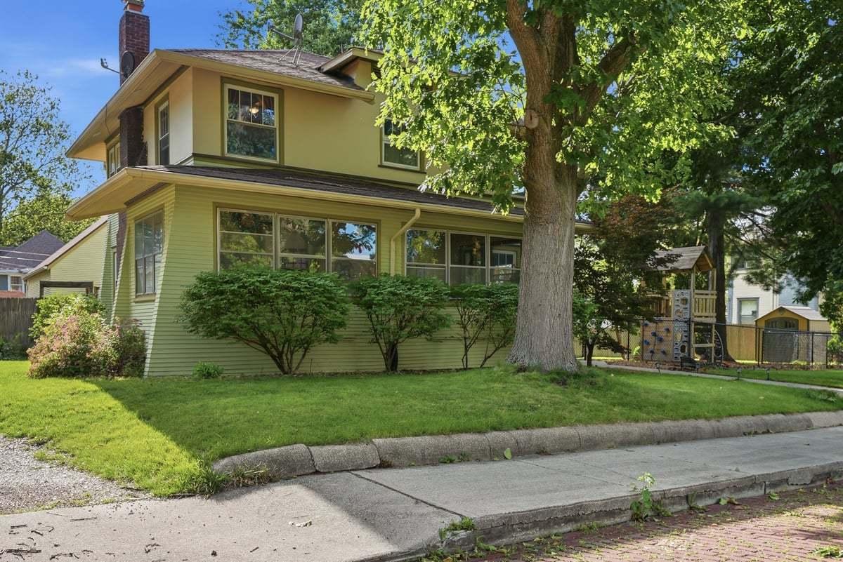 56 Whites Pl., Bloomington, IL 61701