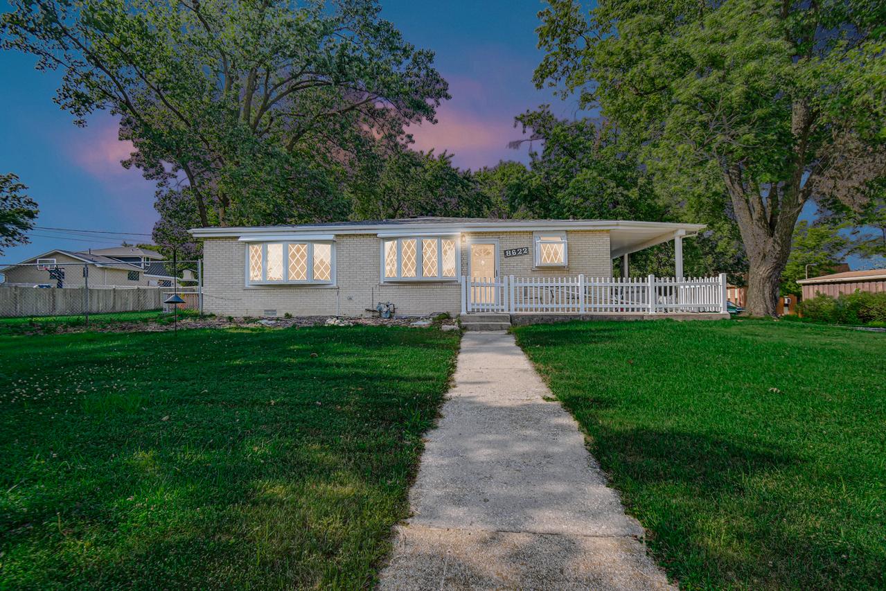 8622 W 90th Pl., Hickory Hills, IL 60457