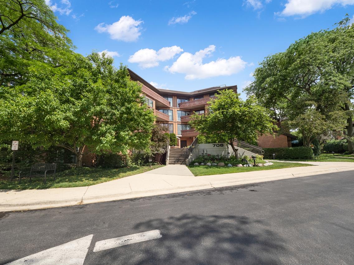 706 Waukegan Rd. #C-203, Glenview, IL 60025