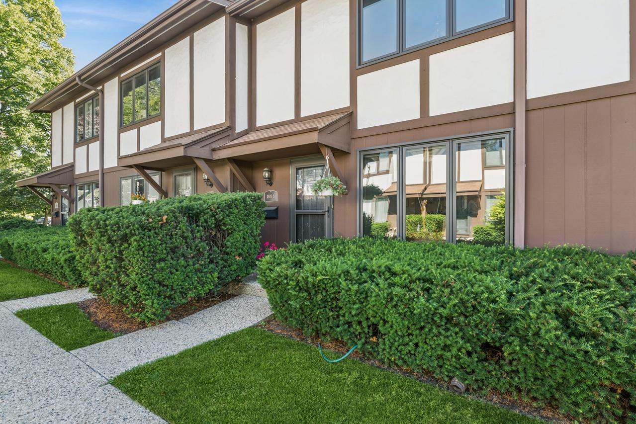 1803 Henley St. #A, Glenview, IL 60025