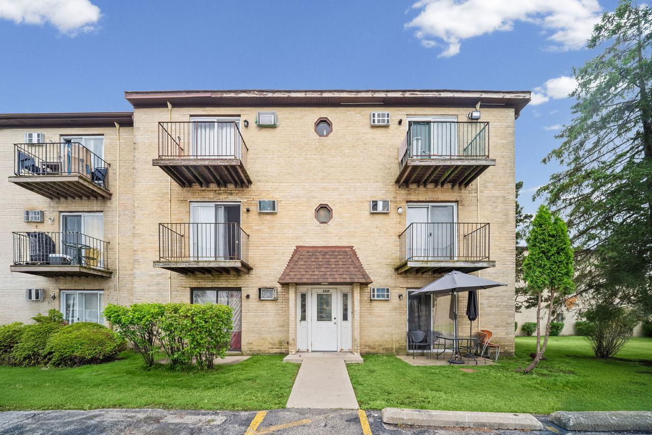 2429 Crystal Ln. #2D, Arlington Heights, IL 60004