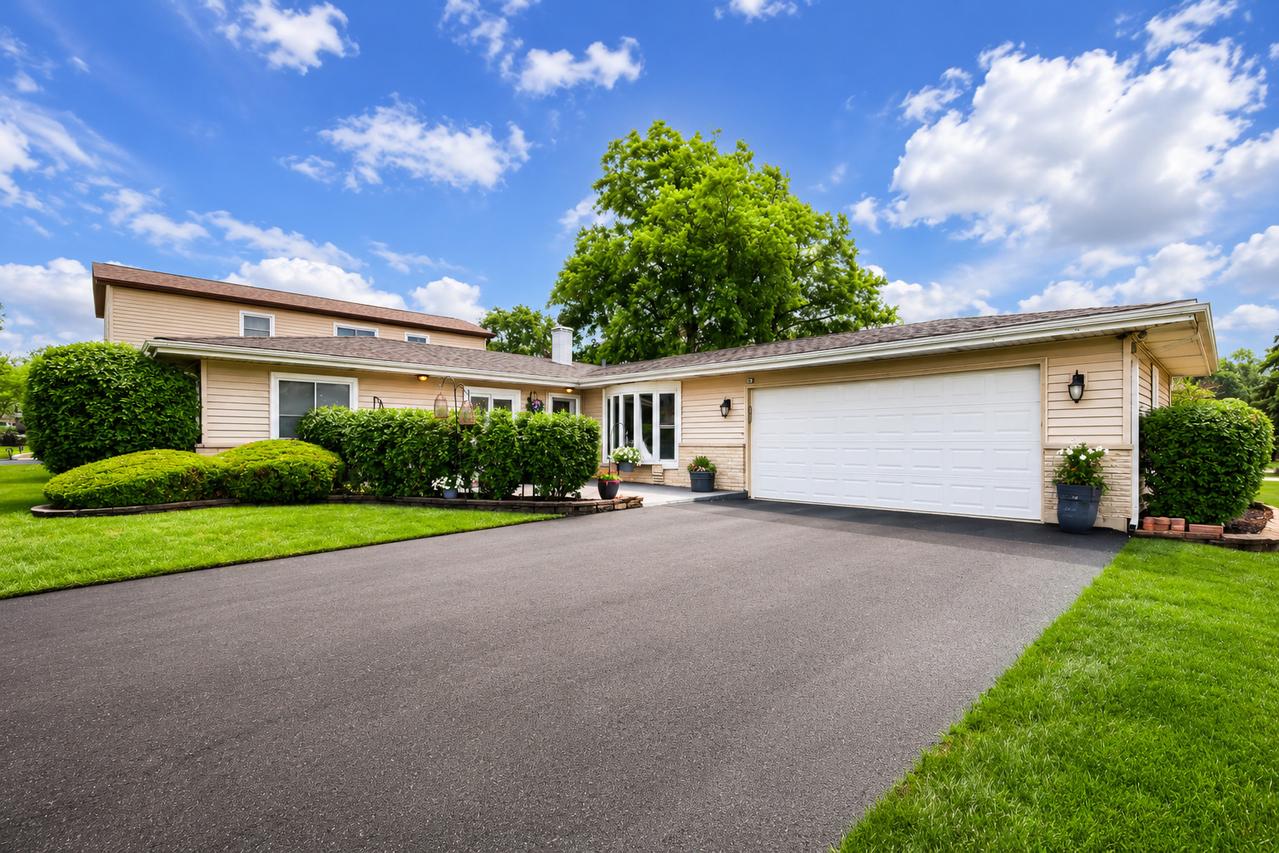 410 Manor Hill Ln., Lombard, IL 60148