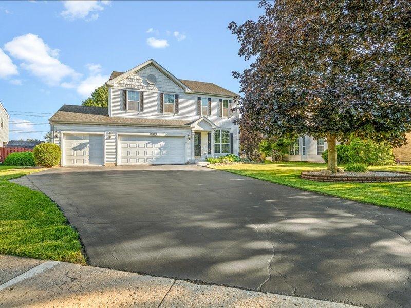 10695 Yellowstone Dr., Huntley, IL 60142