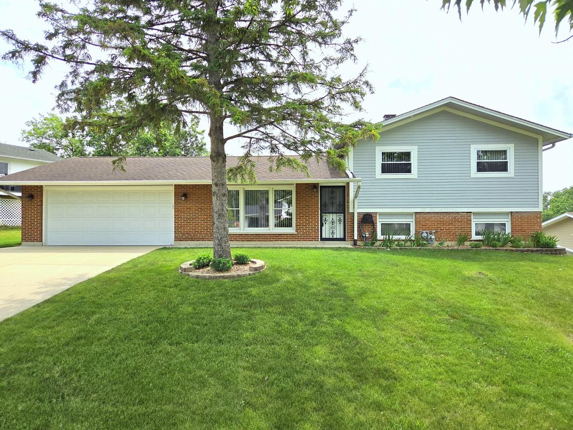 21W105 Flamingo Ln., Lombard, IL 60148