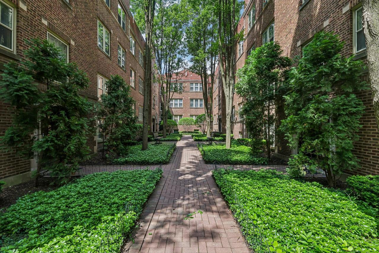 219 N Oak Park Ave. #2E, Oak Park, IL 60302