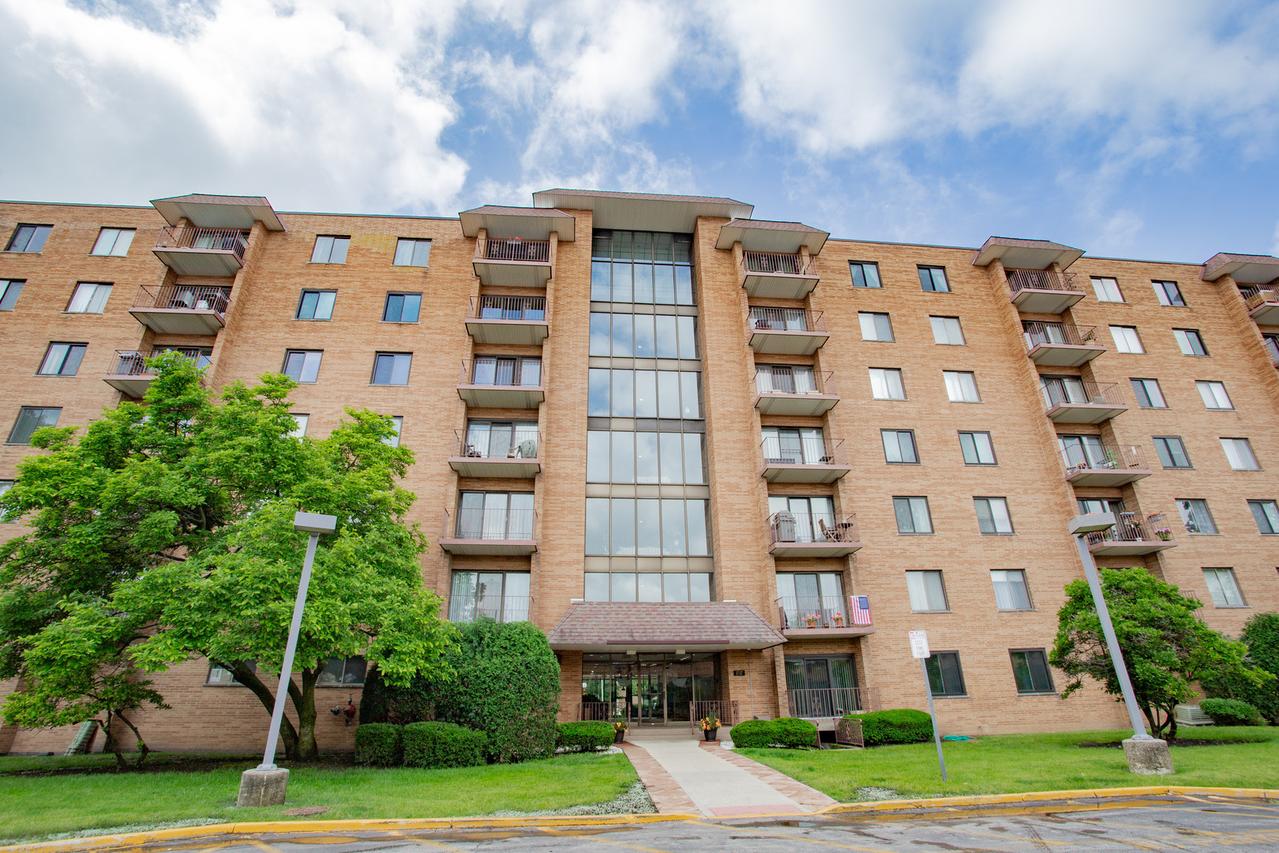1717 W Crystal Ln. #603, Mount Prospect, IL 60056