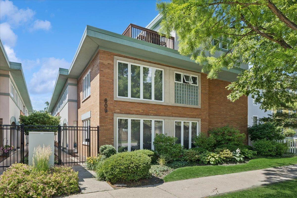 609 South Blvd. #E, Oak Park, IL 60302