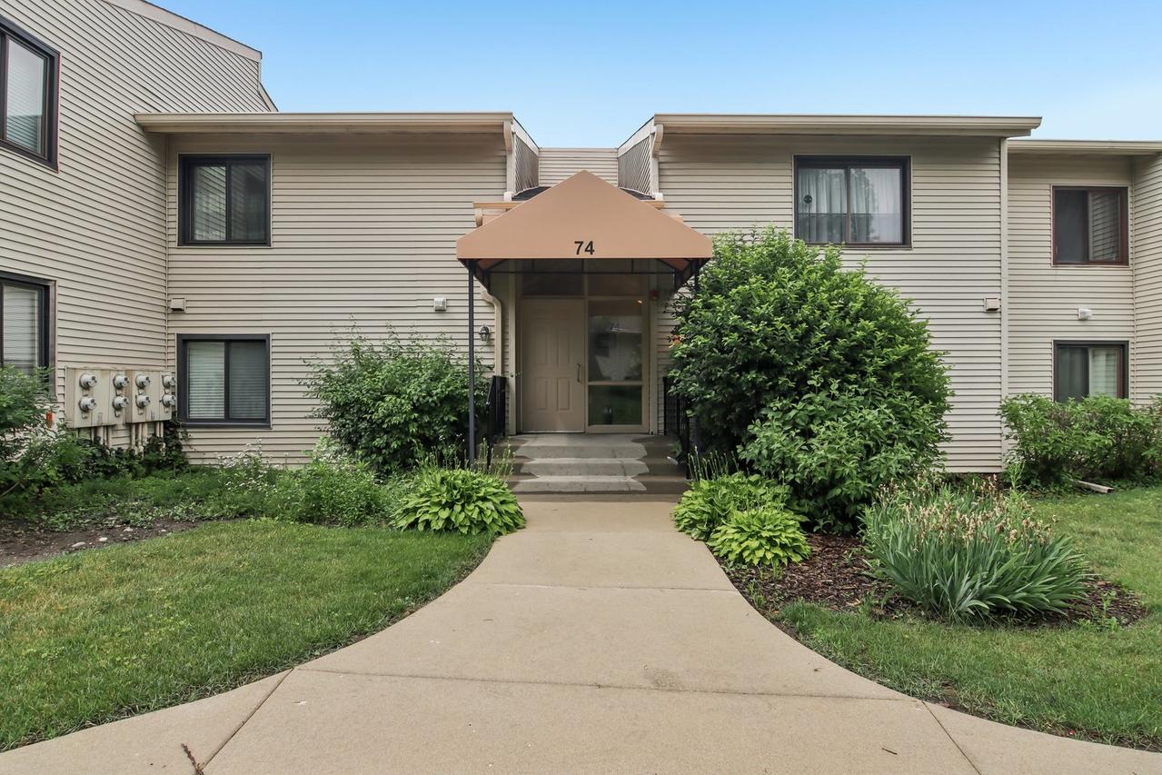 74 Commonwealth Ct. #2, Vernon Hills, IL 60061