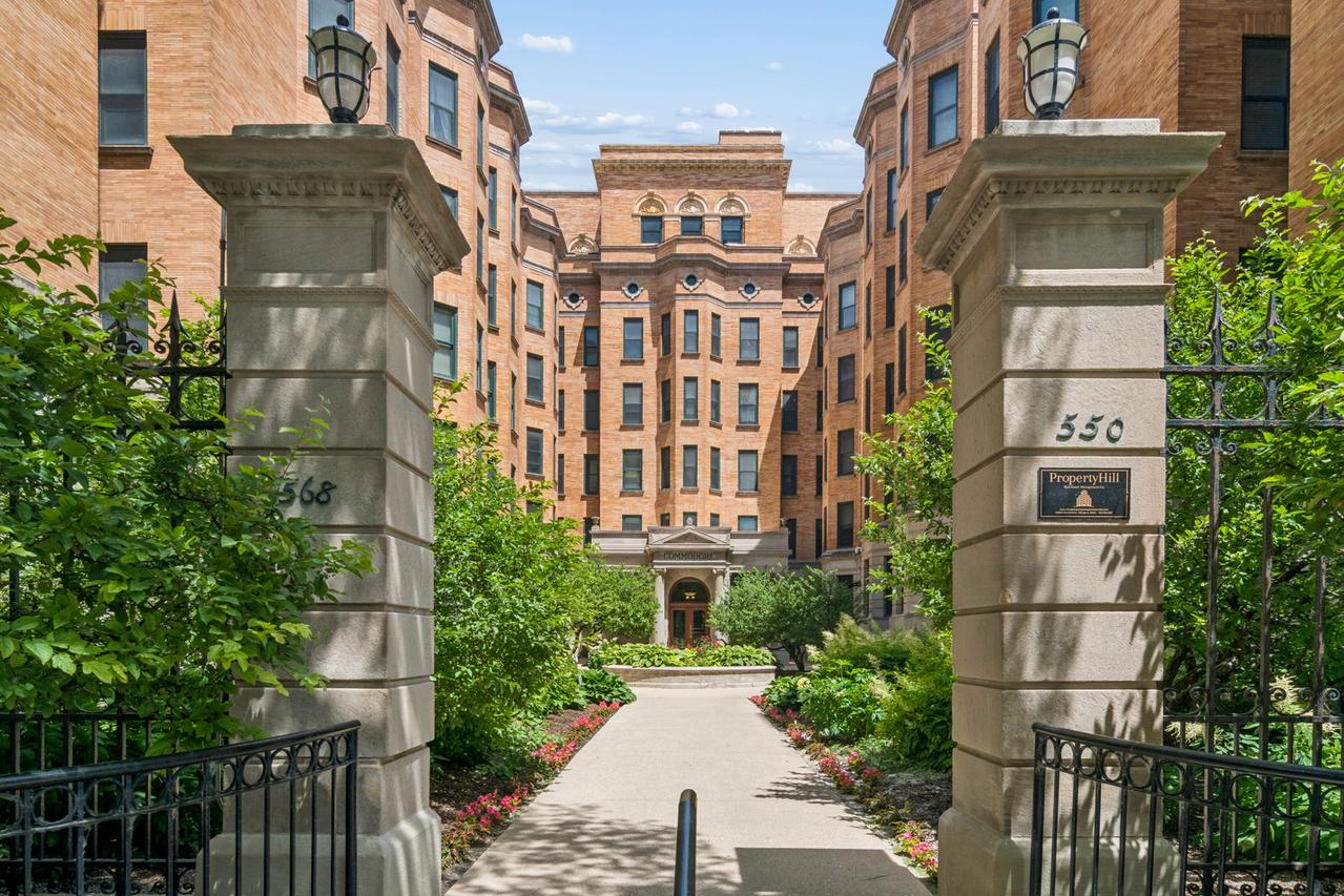 550 W Surf St. #609, Chicago, IL 60657