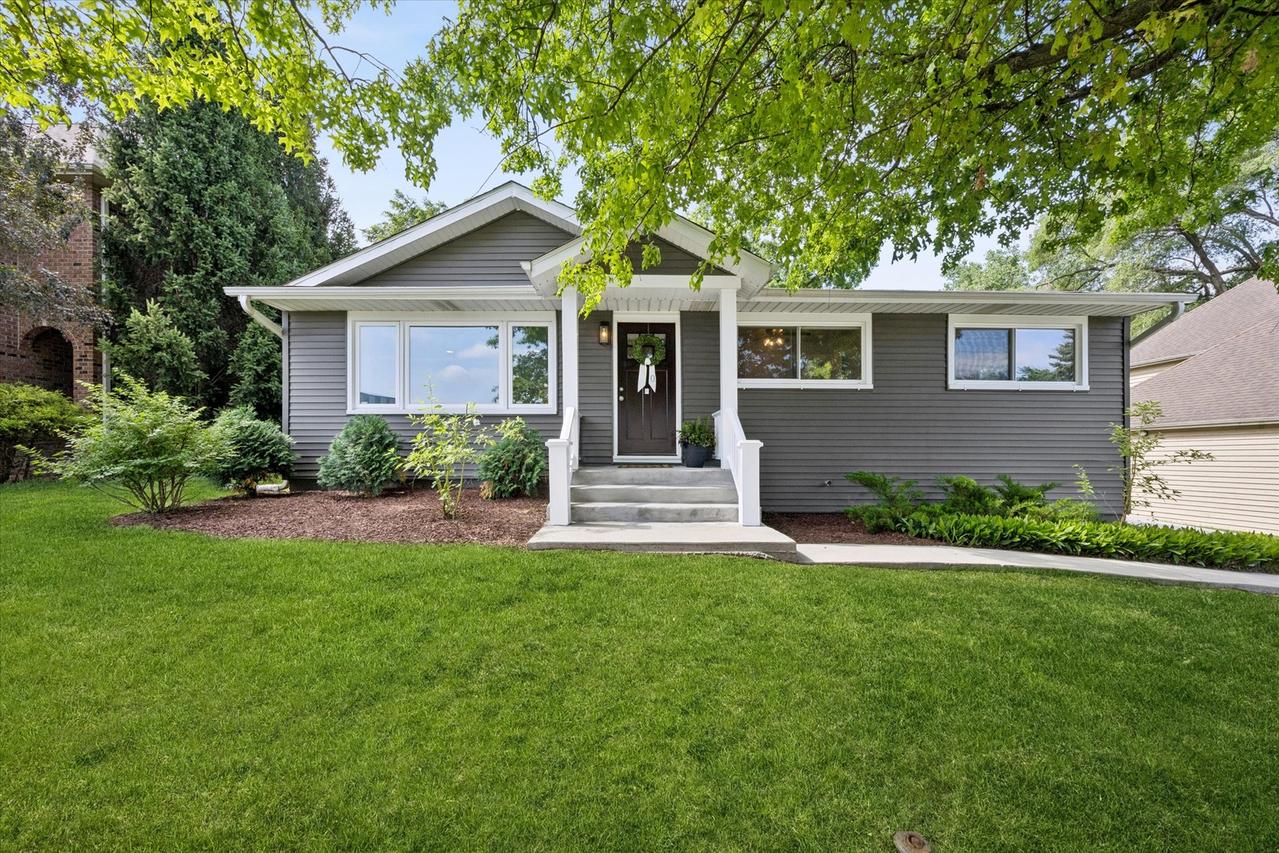 125 58th Pl., Clarendon Hills, IL 60514