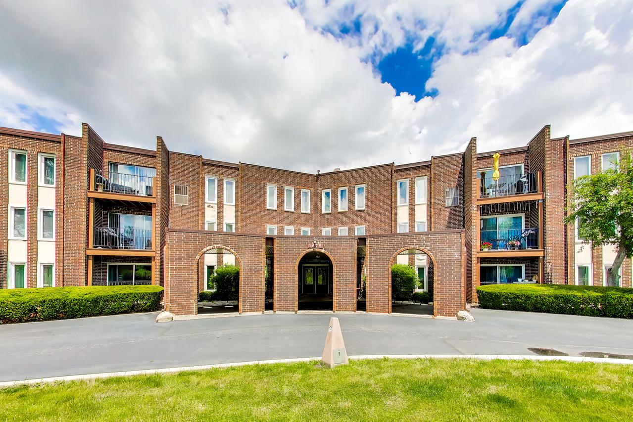 1575 Sandpebble Dr. #104, Wheeling, IL 60090