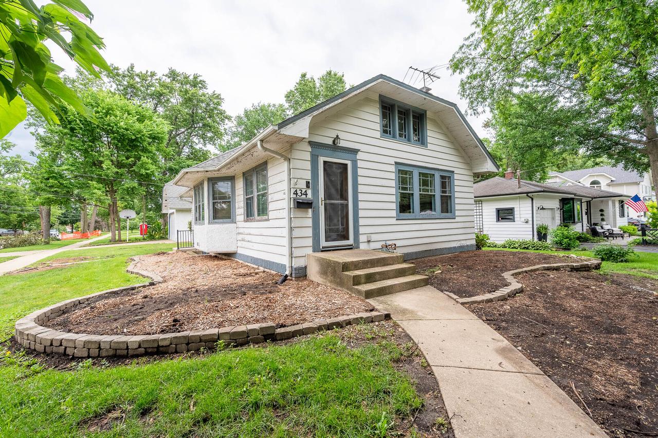 434 Oak St., Glen Ellyn, IL 60137