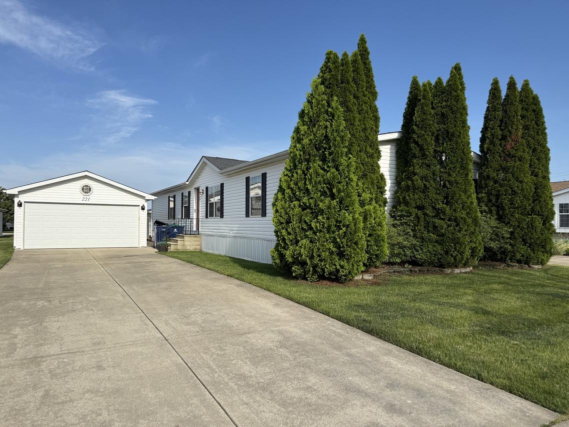 221 Begonia Dr., Matteson, IL 60443