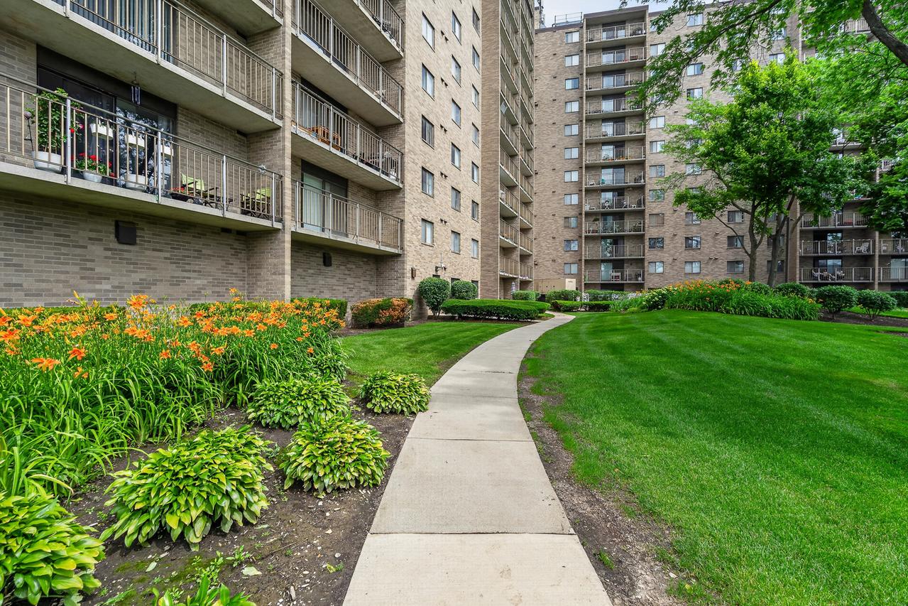 6340 Americana Dr. #1101, Willowbrook, IL 60527