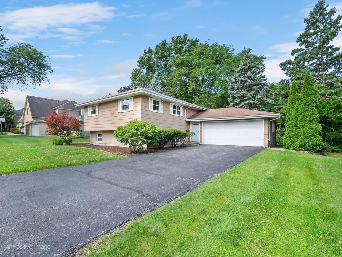 102 Hill St., Roselle, IL 60172