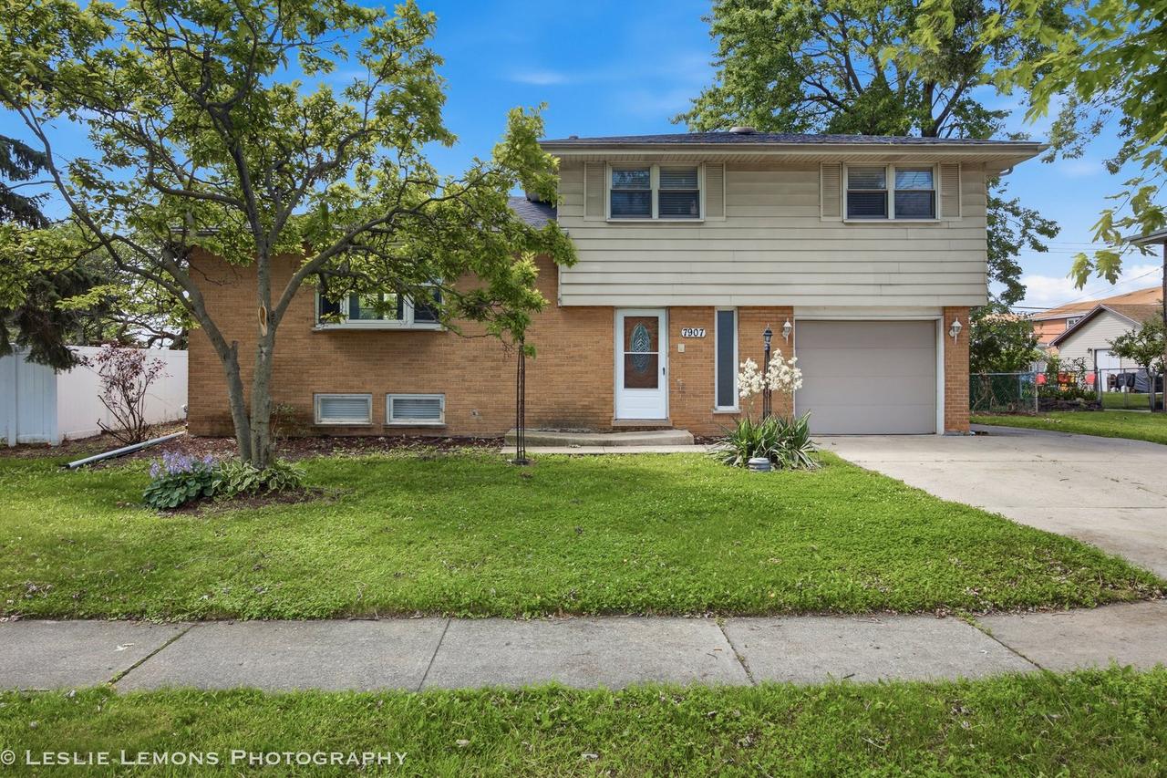 7907 W 89th St., Hickory Hills, IL 60457