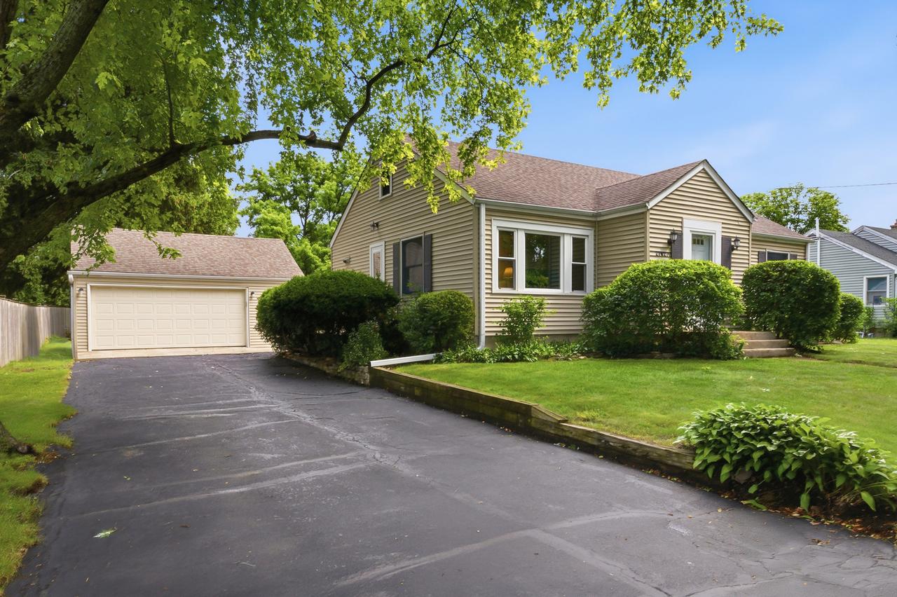 27W270 Sunnyside Ave., Winfield, IL 60190