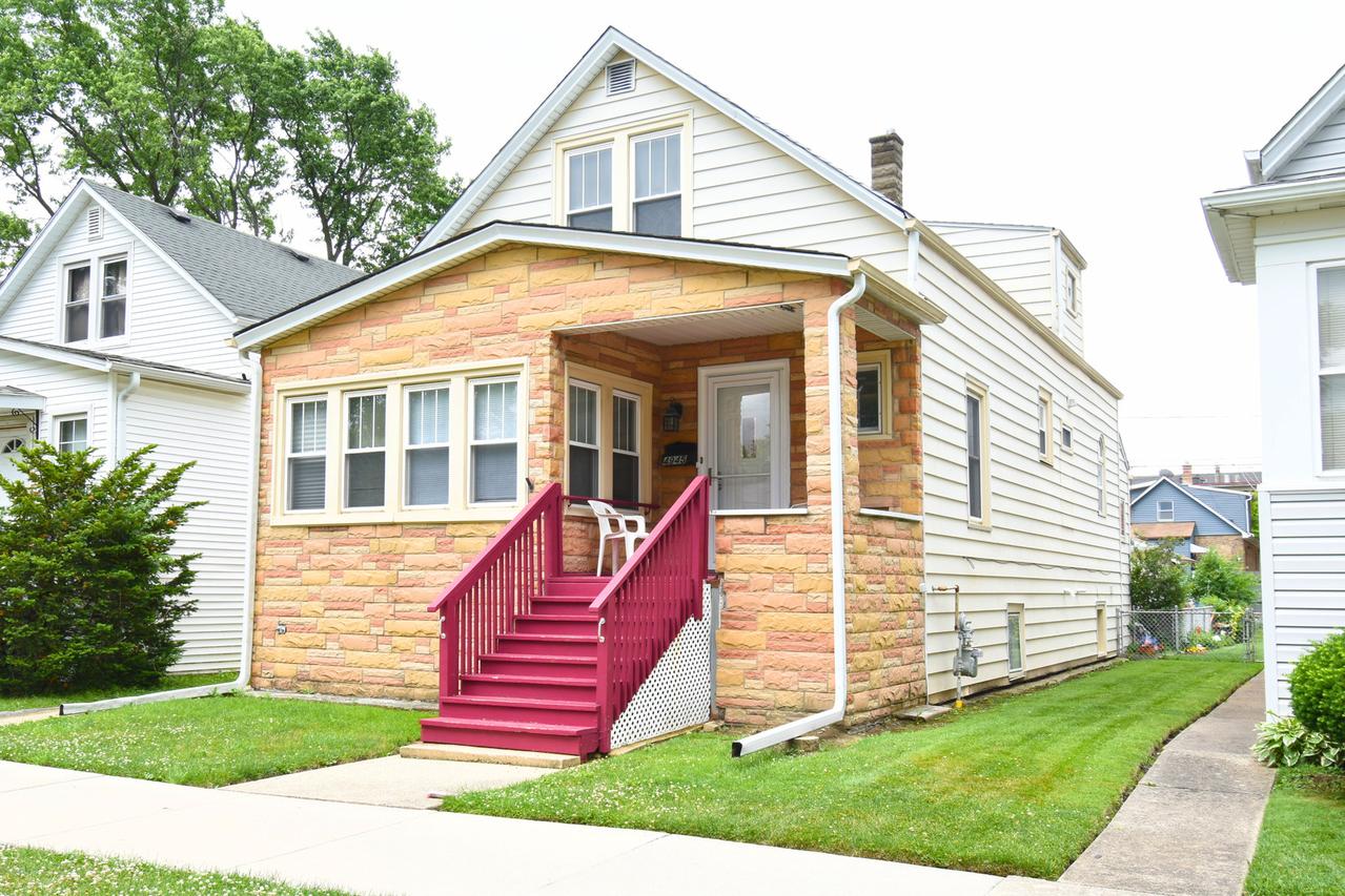 4945 W Waveland Ave., Chicago, IL 60641
