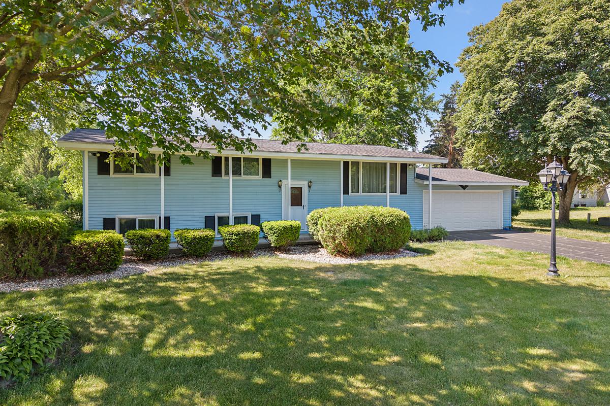 14413 Pleasant Valley Rd., Woodstock, IL 60098