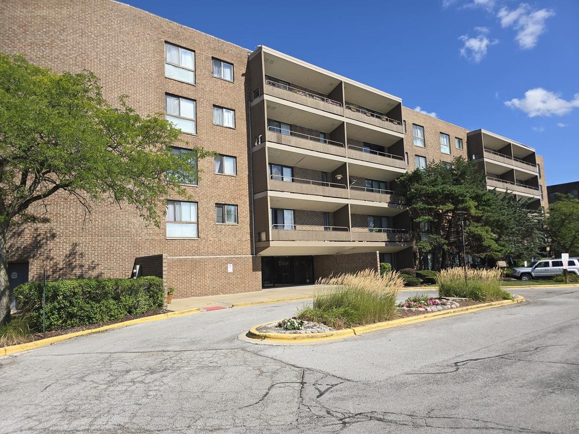 7 E Carriageway Dr. #214, Hazel Crest, IL 60429