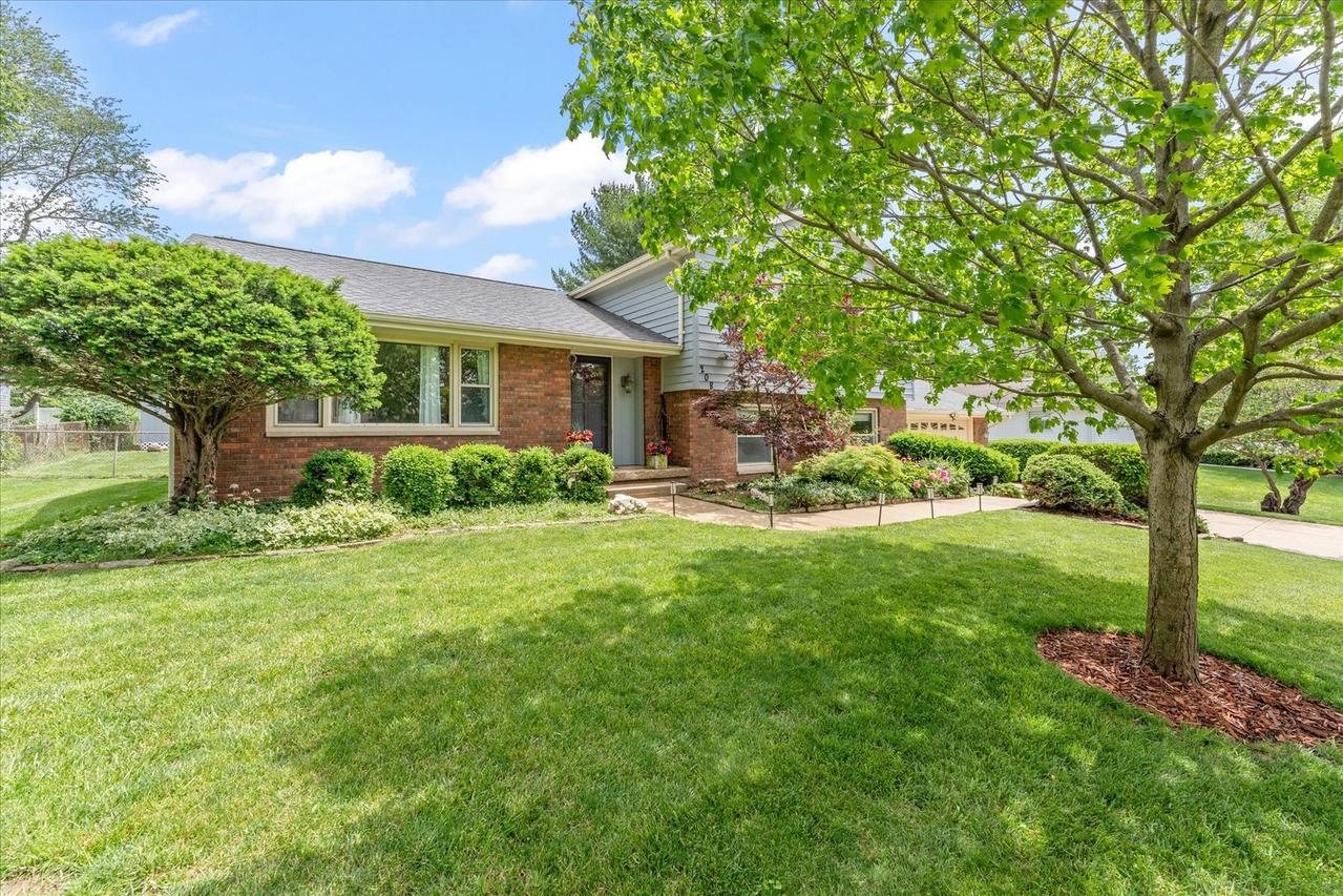 208 S Meadowhill Ln., Mahomet, IL 61853