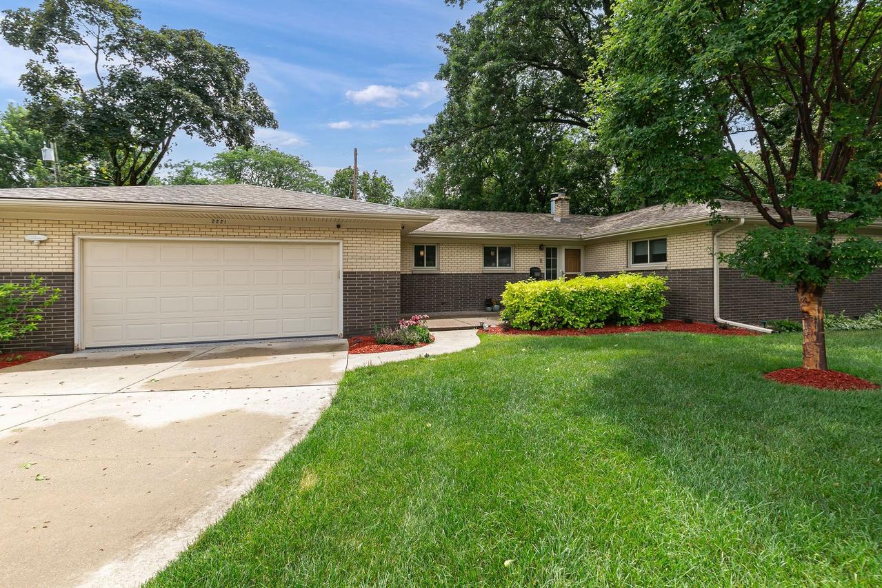 2221 3rd St B St., East Moline, IL 61244