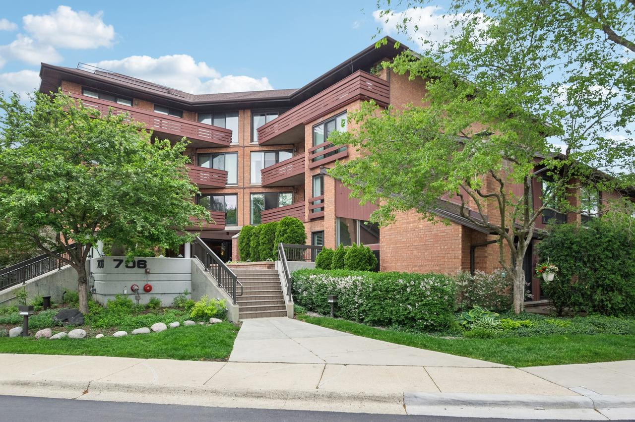 706 Waukegan Rd. #206-C, Glenview, IL 60025