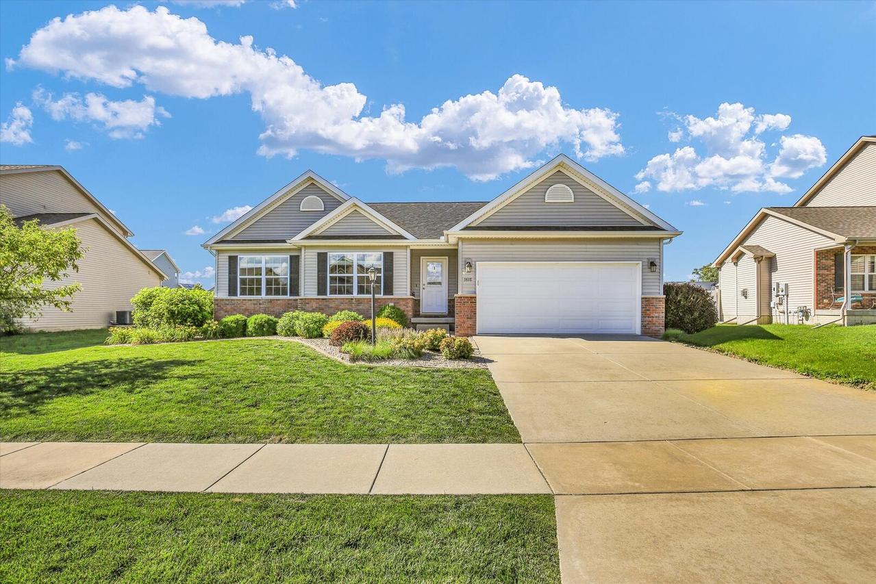 1618 Hunters Ridge Ct., Mahomet, IL 61853