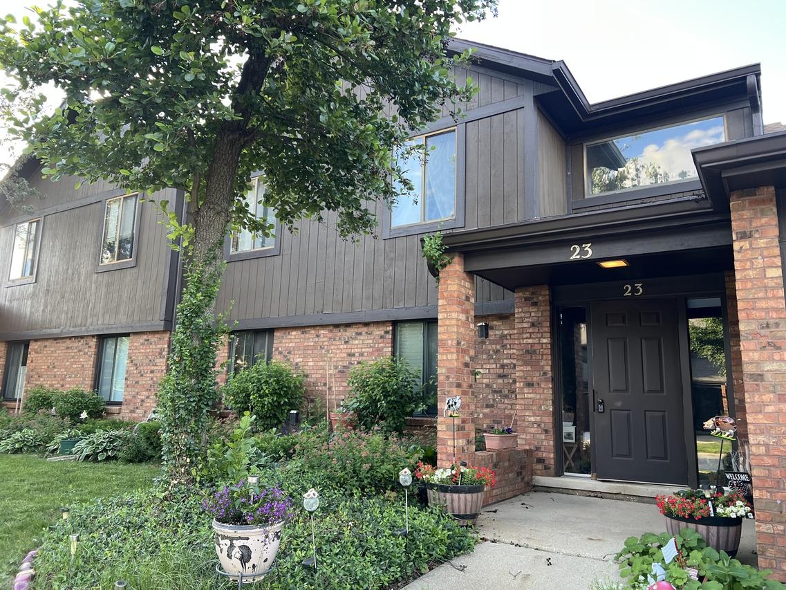 23 Creekside Cir. #D, Elgin, IL 60123