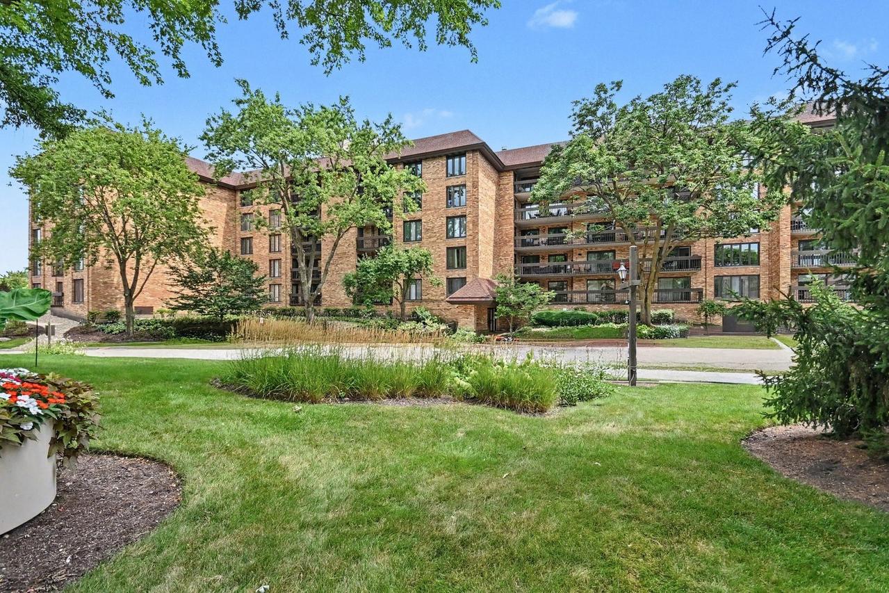 1671 Mission Hills Rd. #104, Northbrook, IL 60062