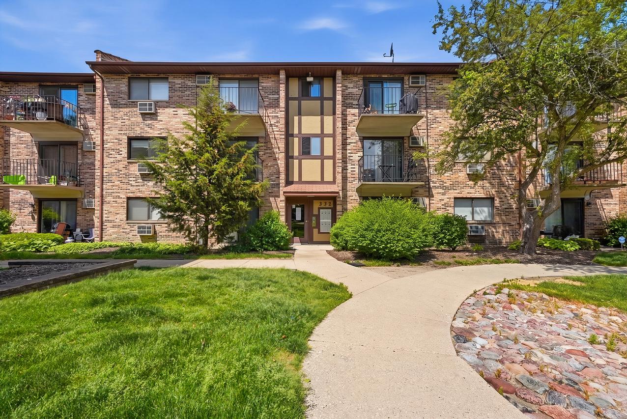 332 Klein Creek Ct. #C, Carol Stream, IL 60188