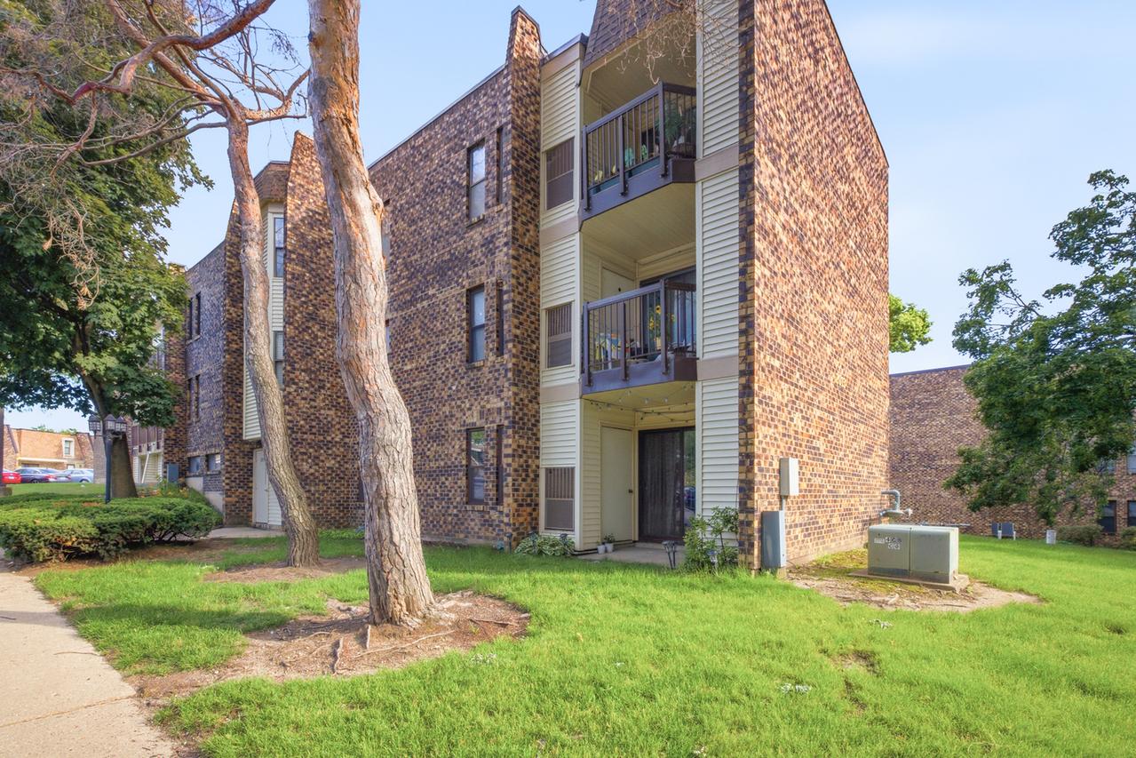 2013 Country Club Dr. #4a, Woodridge, IL 60517