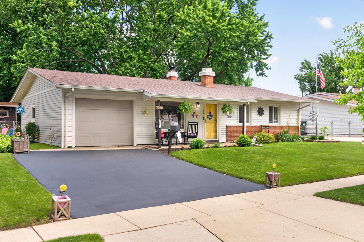 1009 Stratford Cir., Streamwood, IL 60107