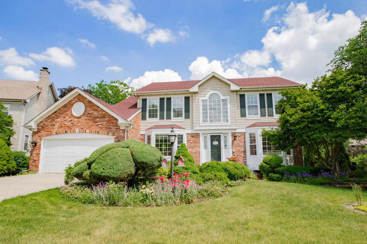 1438 Della Dr., Hoffman Estates, IL 60169