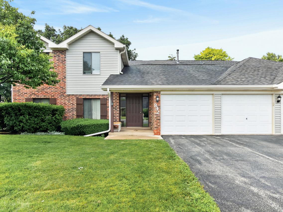 842 N Cross Creek Dr. #A1, Roselle, IL 60172
