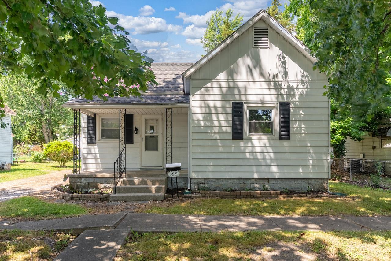 313 N 9th St., Herrin, IL 62948